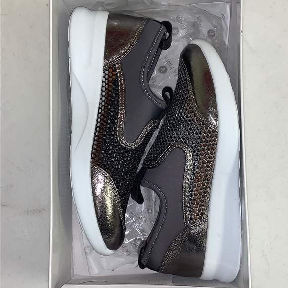 NWT La Pinta Sneakers in Grey Metallic - Picture 6 of 7